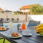 House Lipa With Private Pool Villa