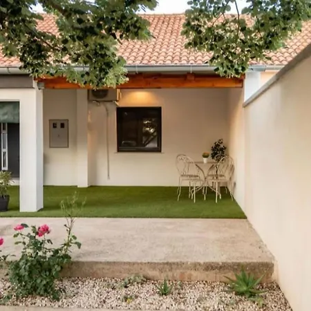 House Lipa With Private Pool Villa