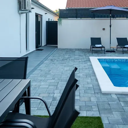 House Lipa With Private Pool