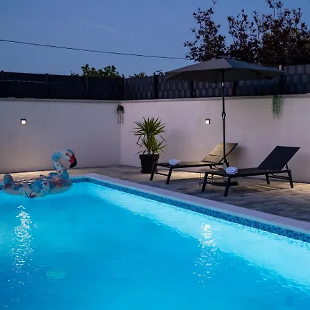 House Lipa With Private Pool
