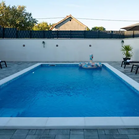House Lipa With Private Pool Villa