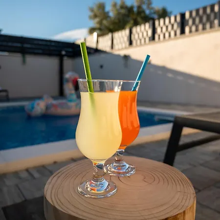 House Lipa With Private Pool Villa
