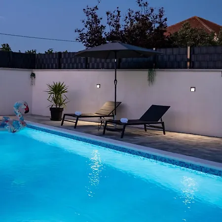 House Lipa With Private Pool Villa *
