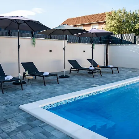 House Lipa With Private Pool Villa *