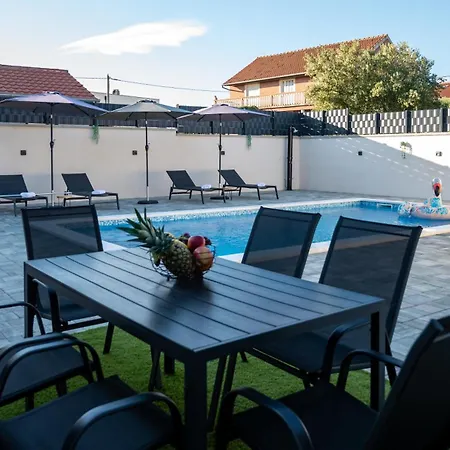 House Lipa With Private Pool Villa *