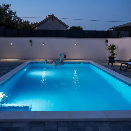 House Lipa With Private Pool Villa
