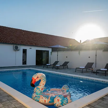 House Lipa With Private Pool Villa *