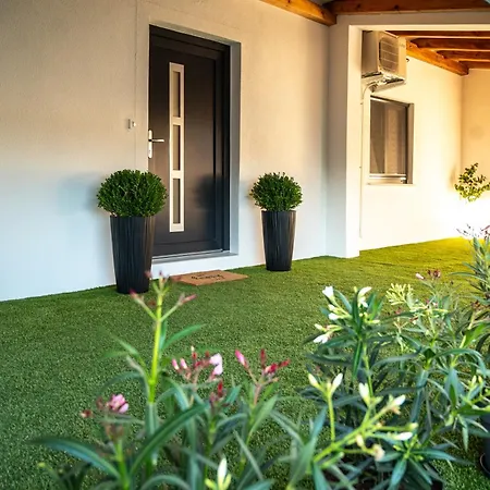 House Lipa With Private Pool Villa